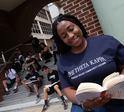 phi theta kappa student reading