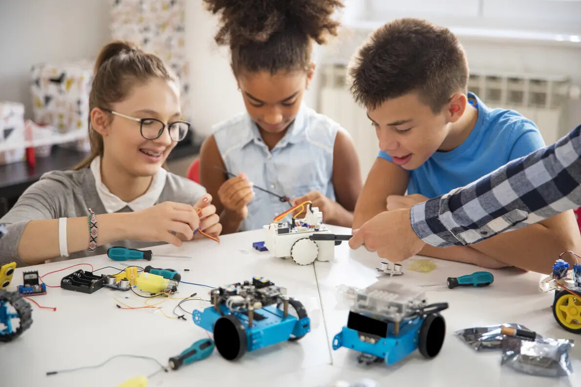 3 tweens creating electronic cars