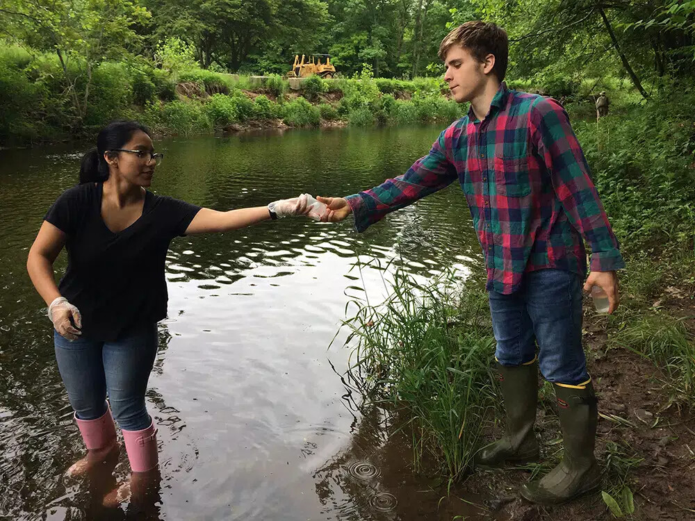 2 students doing stream sampling