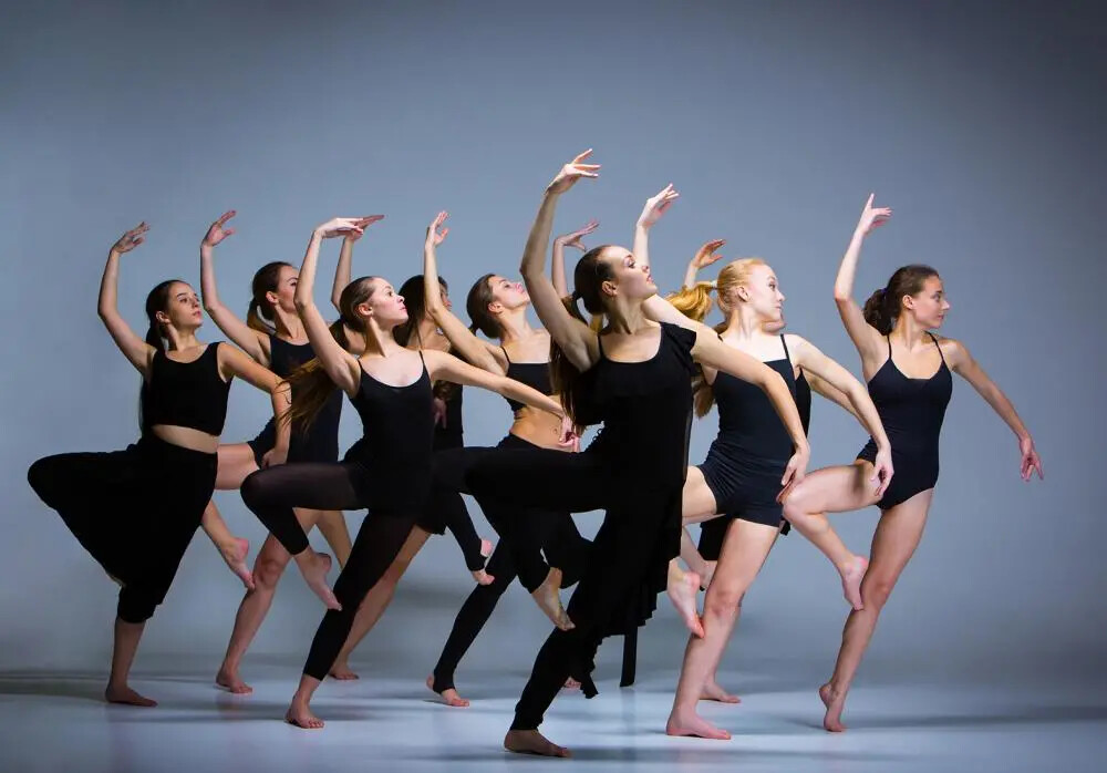 contemporary dancers