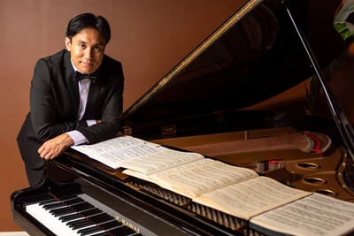 abraham alinea leading against piano