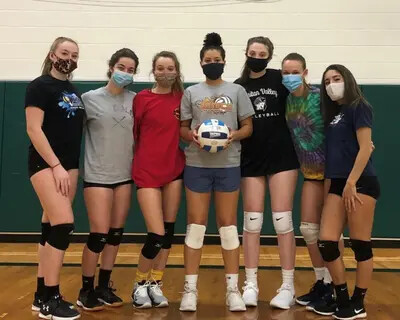 cropped pic of volleyball team wearing masks
